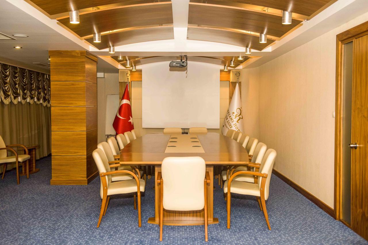 أوشاك Ozgobek Ronesans Hotel De Luxe المظهر الخارجي الصورة